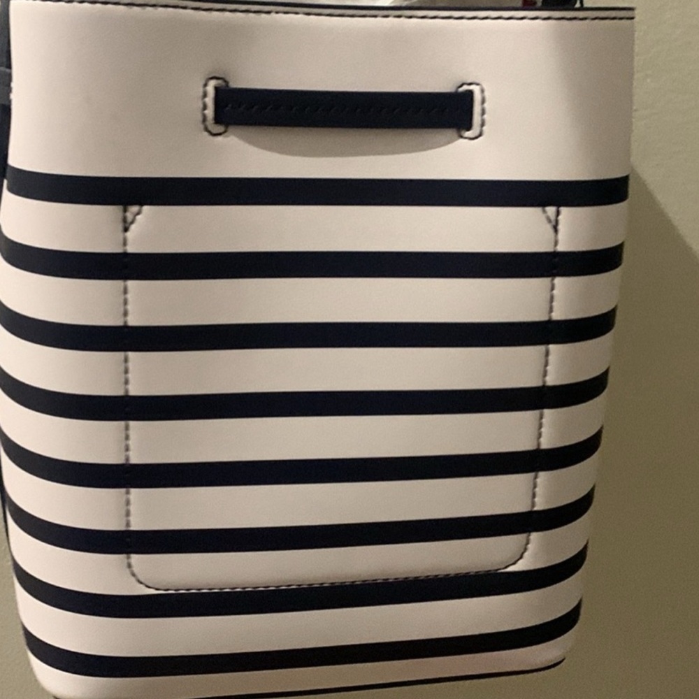 NEW Tommy Hilfiger White and Black Bucket Crossbody Bag - Picture 6 of 11